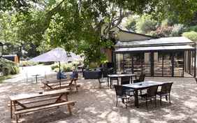 Glasveranda und Sitzmöglichkeiten vor der Gemeinschaftsküche